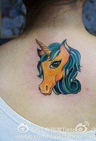 Dibuixos animats de tatuatges d'unicorn a l'esquena de nena