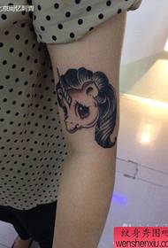 lengan pop lucu dari pola tato unicorn