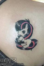 modèle de tatouage licorne mignon épaule beauté