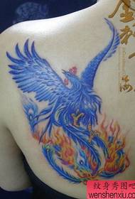 lepotni hrbet lepo videti ognjenični vzorec tetovaže feniks