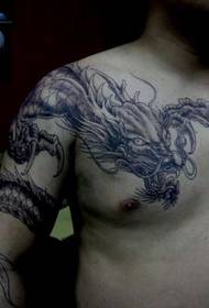 menino gosta do padrão de tatuagem de dragão xale dominador