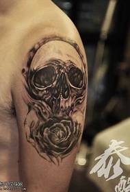ръчен череп 手 玫瑰 дизайн на татуировки от рози