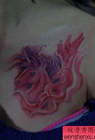 patrón de tatuaxe de unicornio en cor de peito de rapaza