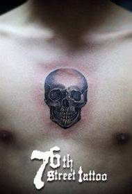 момче гърдите популярен готино черно и бяло череп татуировка модел