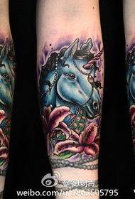 ingalo enhle edumile ye-unicorn tattoo