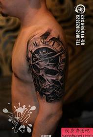 bras populaire très beau motif de tatouage crâne