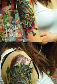 dievča rameno populárne klasické tetovanie jednorožec vzor