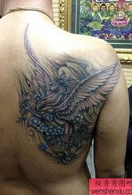 мъжко задно рамо готин популярен модел на татуировка еднорог