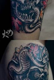 Brazo popular patrón de tatuaje de serpiente y cráneo blanco y negro clásico
