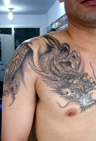 превъзходен дракон за шал на гърдите над шарката на татуировката на рамото