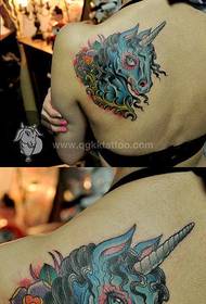 mudellu di tatuaggio di unicorno di spalla da una ragazza pupulare
