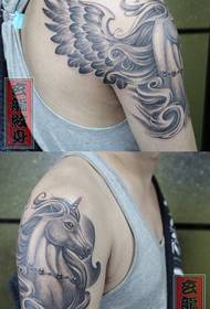 mužské rameno populárne klasické tetovanie jednorožec