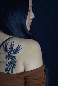 wzór tatuażu ramię feniks totem