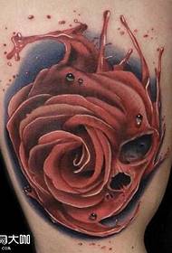 modèle de tatouage rose crâne