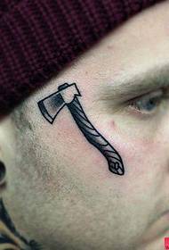 Un patró de tatuatge de destral masculí a la cara dels homes europeus i americans