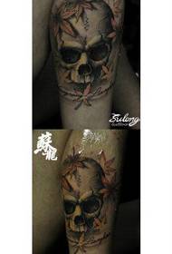 момичета крака красиво популярен череп кленов лист татуировка модел