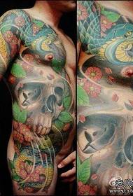mannelijk voorborst cool en knap schedel tattoo-patroon