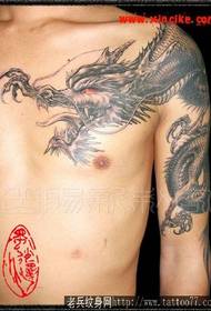 un mudellu di tatuatu di drago di mantellu europeu è americanu super dominante