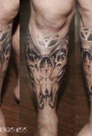 klasični popularni uzorak tetovaže od ovčije glave na muškim nogama