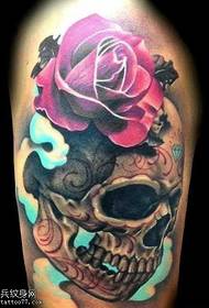 patrón de tatuaxe de flor de cráneo de cor brazo
