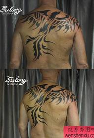 lelaki belakang tampang pop totem phoenix tatu corak