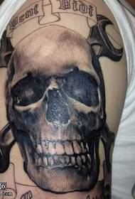 tatîlên skûr ên li ser milê 150571-armê tattooê ya skull