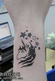 Arm schönes Einhorn Totem Tattoo Muster