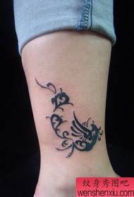 fille aime le motif de tatouage phoenix phénix jambe