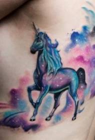 Tatuaje de unicornio soñador e alegre cheo de deseños de tatuaxes de unicornio