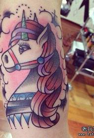 ແຂນຮູບແບບ tattoo unicorn ທີ່ນິຍົມ