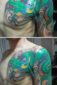 manlig arm till bröstet i den coola färg sjal draken tatuering mönster