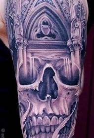 Uzorak velike tetovaže smrti protiv ruke