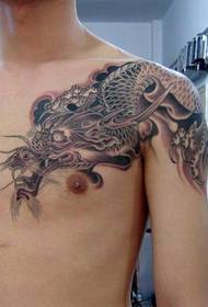 un beau châle de poitrine classique dragon sur le modèle de tatouage d'épaule de dragon