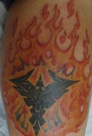 Totem della fenice e modello del tatuaggio della fiamma