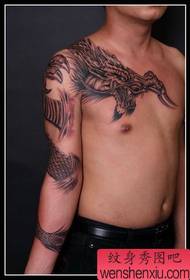 un motif de tatouage de châle de dragon déchirant européen et américain dominateur