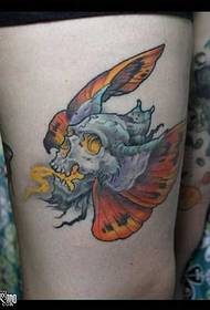 tatuaż noga motyl czaszki wzór