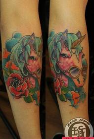 бір көзілдірікпен Unicorn татуировкасы