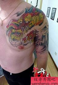 мужчина Как быстрый цветной образец татуировки дракона шали