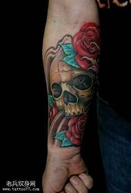 Arm schedel Rose Tattoo patroon