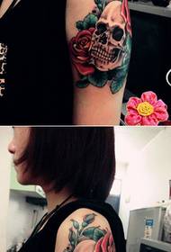 여자 팔 고전적인 인기 해골과 장미 문신 디자인