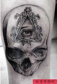 ветеранска татуировка показва модел на татуировка на черепа на личността