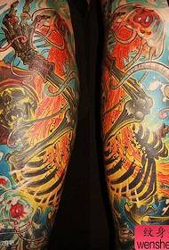 ben super cool dominerande tatueringsmönster