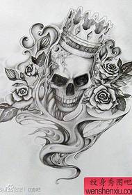 Un popular manuscris de tatuaj al coroanei de craniu alb-negru