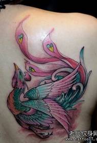 女孩肩膀上精美流行的彩色鳳凰紋身圖案