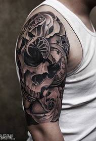 Model de tatuaj cu masa de trandafiri în brațe