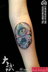 braccio super bello God of the Eye e disegno del tatuaggio del cranio