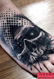Photo de spectacle de tatouage de vétéran recommandé un morceau de personnalité sur le motif de tatouage sur le cou-de-pied