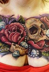 hrudní růže lebka tetování vzor