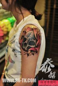 brazo patrón de tatuaxe de fermoso cranio popular