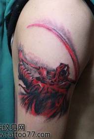 ramię tatuaż chłodny kolor wzór śmierci